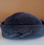 Grijze hoed met applicatie, Kleding | Dames, Hoeden en Petten, Ophalen of Verzenden, Zo goed als nieuw, One size fits all