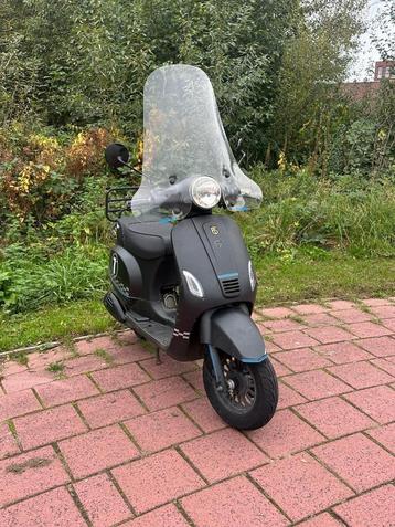 Btc Riva Scooter “ Vespa Look “ Met schade beschikbaar voor biedingen