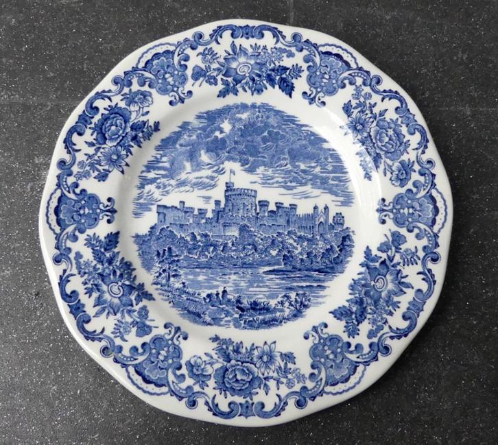 Unicorn tableware bord Royal Homes of Britain Windsor Castle, Huis en Inrichting, Keuken | Servies, Gebruikt, Bord(en), Wedgwood