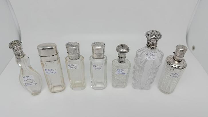 7 antieke parfumflesjes met écht zilveren doppen., Verzamelen, Parfumverzamelingen, Gebruikt, Parfumfles, Verzenden