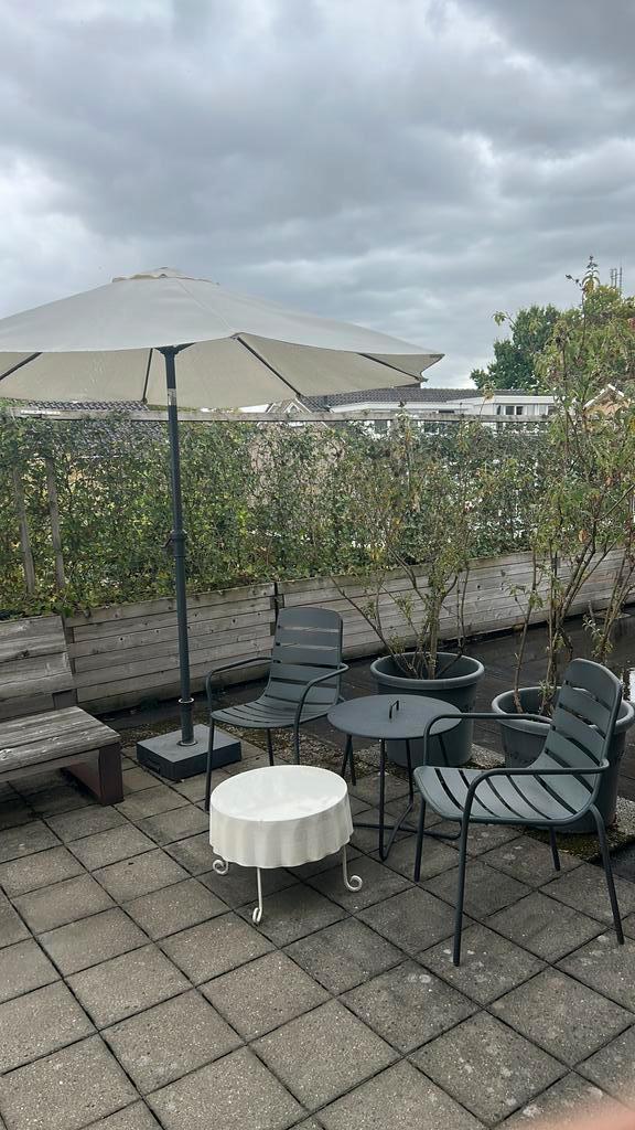 Leuke tuinstoelen met bijzettafeltjes en parasol met voet, Tuin en Terras, Tuinsets en Loungesets, Gebruikt, Loungeset, Overige materialen