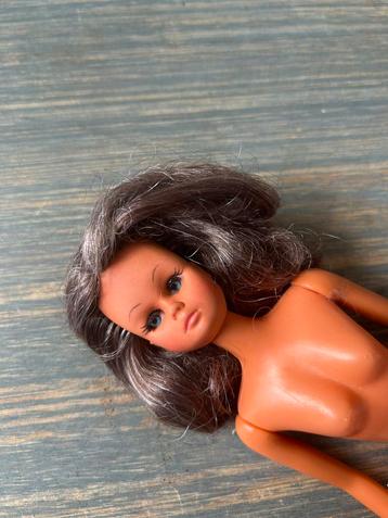 Barbie met bruin grijze haren /echte wimpers uit Hong Kong beschikbaar voor biedingen