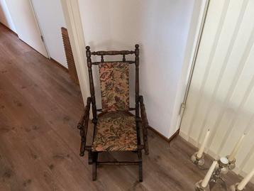 Antieke Schommelstoel met Bloemenbekleding beschikbaar voor biedingen