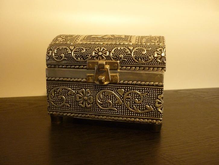 Schatkistje metaal / opbergdoosje zilver / bewaardoosje, Huis en Inrichting, Woonaccessoires | Kisten, Zo goed als nieuw, Minder dan 50 cm