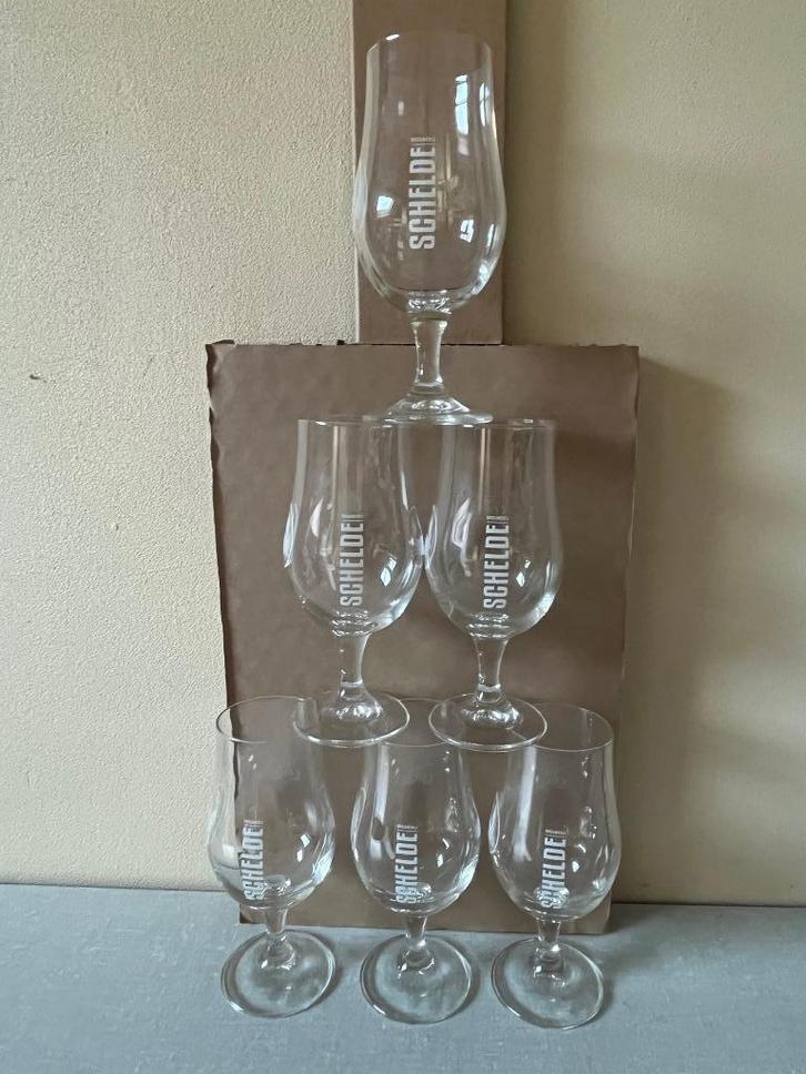 6 NIEUWE bierglazen op voet SCHELDE brouwerij M16 25 CL, Huis en Inrichting, Keuken | Servies, Nieuw, Glas of Glazen, Overige stijlen
