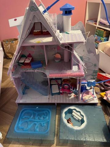 LOL poppenhuis + bak vol poppen en accessoires beschikbaar voor biedingen