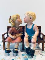 Twee leuke kindjes op bankje, Ophalen