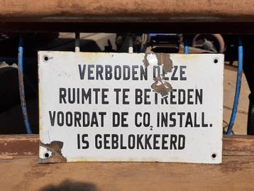 Tof emaille zwart wit tekstbord, waarschuwingsbordje. beschikbaar voor biedingen