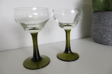 diverse vintage / retro wijnglazen in groentinten en diverse beschikbaar voor biedingen
