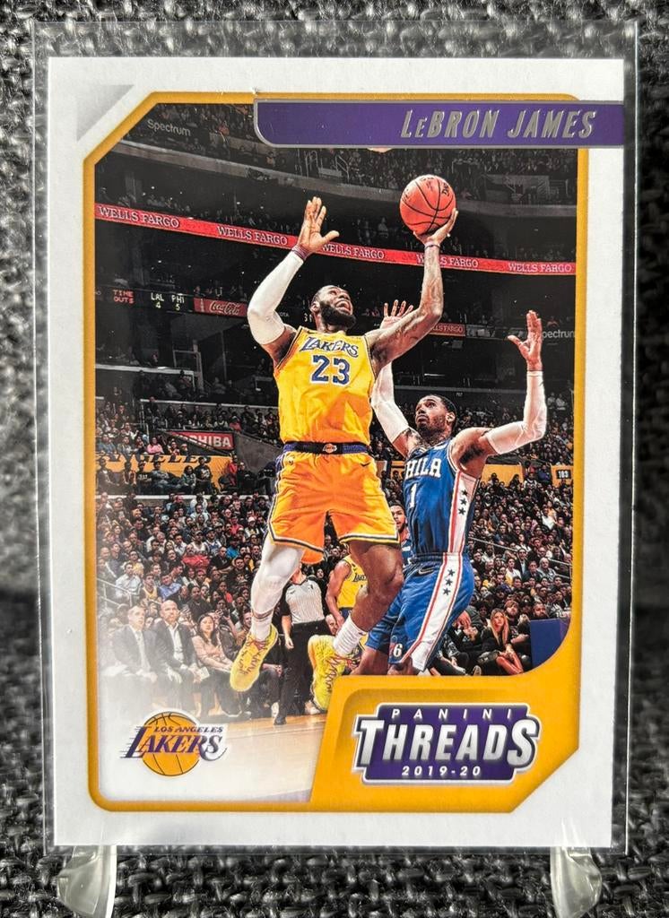 LeBron James Panini NBA card “Threads” Los Angeles Lakers, Ophalen of Verzenden, Nieuw, Plaatje