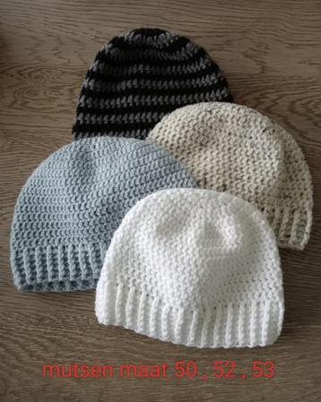 Gehaakte mutsen in verschillende maten en kleuren beschikbaar voor biedingen