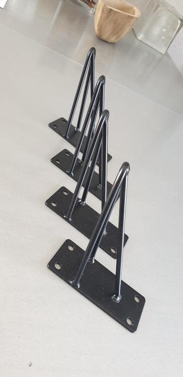 NIEUW !!! MEUBELPOOTJES VAN EEN LAAG TV KASTJE beschikbaar voor biedingen