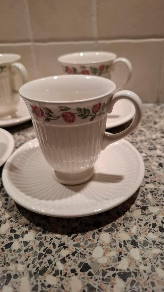 4 Wegdwood Emde Rosalind Hoge Koffiekopjes, Huis en Inrichting, Keuken | Servies, Nieuw, Kop(pen) en/of Schotel(s), Wedgwood, Porselein
