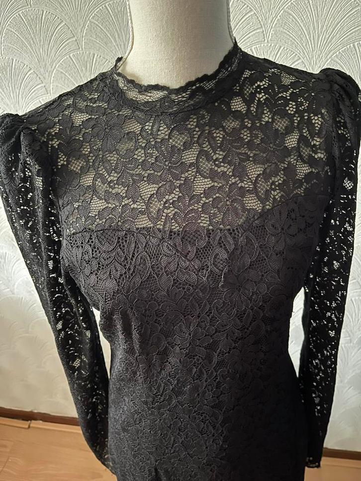 Prachtigebzwarte lange kanten jurk maat s, Kleding | Dames, Jurken, Nieuw, Maat 36 (S), Zwart, Onder de knie, Ophalen of Verzenden