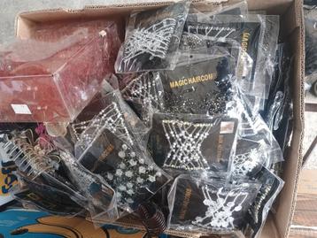 Ruim 400 haar klemmen in 2 dozen nieuw beschikbaar voor biedingen