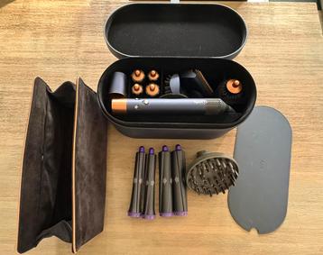 Dyson airwrap met veel extra accessoires beschikbaar voor biedingen