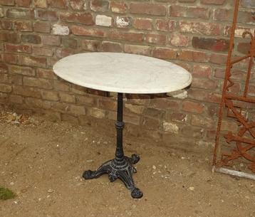 oud bistrotafeltje met ovaal marmeren blad tuintafel beschikbaar voor biedingen