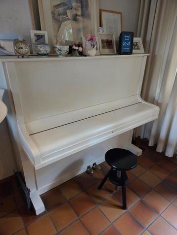 
Witte Piano – Karaktervol Meubelstuk met Muzika beschikbaar voor biedingen