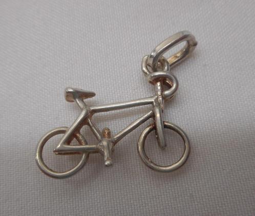 Zilveren hangertje wielrenfiets nr.118, Sieraden, Tassen en Uiterlijk, Kettinghangers, Zo goed als nieuw, Zilver, Zilver, Overige voorstellingen