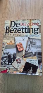 De Bezetting, Ophalen of Verzenden, 20e eeuw of later, Zo goed als nieuw, Dr. L. de Jong