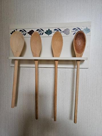 houten rek Boeren Bont met houten lepels beschikbaar voor biedingen