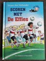 den Hollander - Scoren met De Effies / 3-in-1 omnibus avi E3, Boeken, Kinderboeken | Jeugd | onder 10 jaar, Ophalen of Verzenden