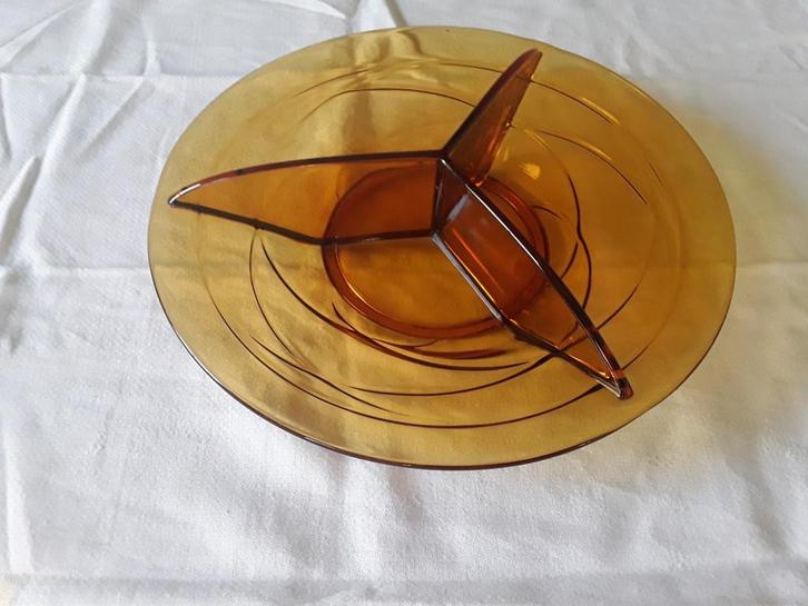 Een amberkleurige glazen schaal,3-vaks.diagonale versiering., Antiek en Kunst, Antiek | Glas en Kristal, Ophalen of Verzenden