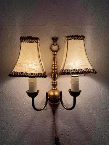 Oude Wandlamp met Kapjes beschikbaar voor biedingen