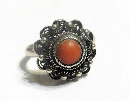 Zilveren filigraan Ring met koraal, Niekerk Schoonhoven M18, Sieraden, Tassen en Uiterlijk, Ringen, Zilver, Met edelsteen, Ophalen of Verzenden