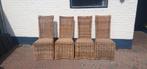 Vier gebruikte stoelen van natuurlijk riet met enkele kleine