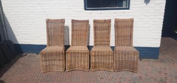 Vier gebruikte stoelen van natuurlijk riet met enkele kleine beschikbaar voor biedingen