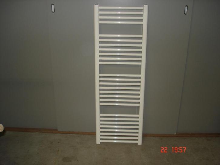 Badkamer radiator 40 cm breed x 133 cm hoog in het wit 542W, Huis en Inrichting, Woonaccessoires | Overige, Nieuw, Ophalen of Verzenden