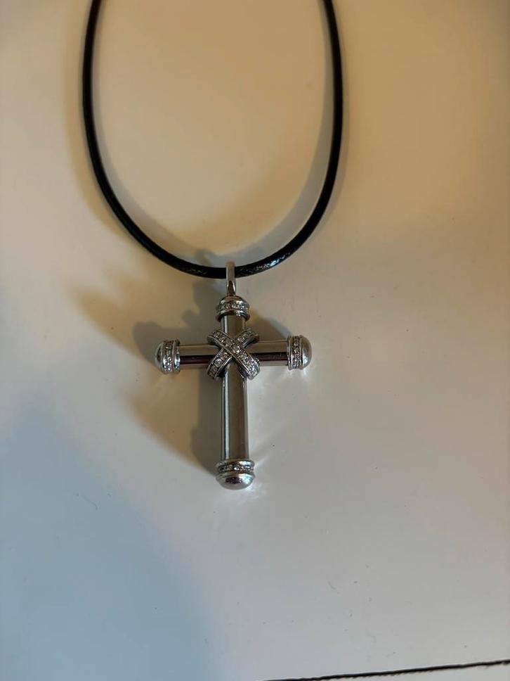 18K Wit Gouden Kruis met Diamantjes & Leren Hanger, Sieraden, Tassen en Uiterlijk, Kettingen, Zo goed als nieuw, Goud, Wit, Ophalen of Verzenden