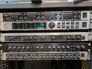 Audio rack met apparatuur beschikbaar voor biedingen