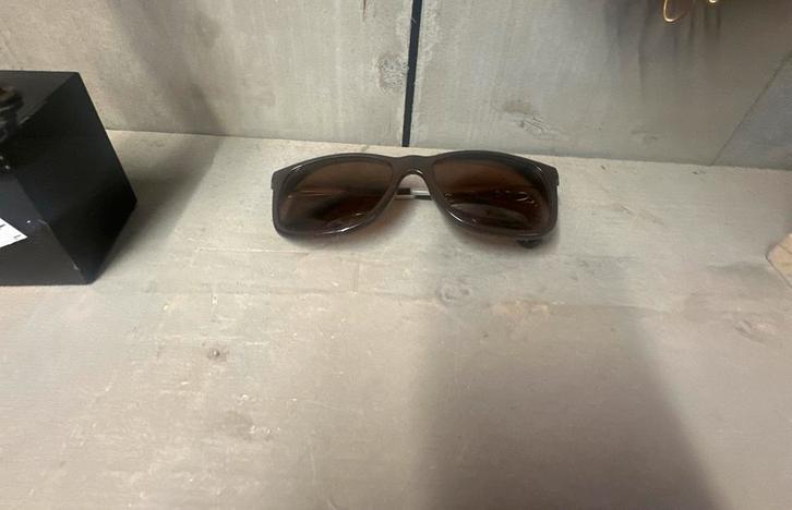 Emporio Armani Zonnebril - Stijlvol en beschermend!, Sieraden, Tassen en Uiterlijk, Zonnebrillen en Brillen | Dames, Zo goed als nieuw