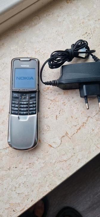 Nokia 8800 slidephone, met lader  beschikbaar voor biedingen