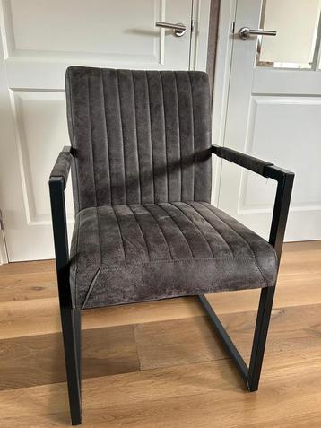 6 Eetkamerstoelen met Armleuning beschikbaar voor biedingen