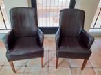 2 compacte leren fauteuils in nieuwstaat, Huis en Inrichting, Ophalen, Zo goed als nieuw, Bruin, Twee