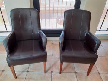 2 compacte leren fauteuils in nieuwstaat beschikbaar voor biedingen