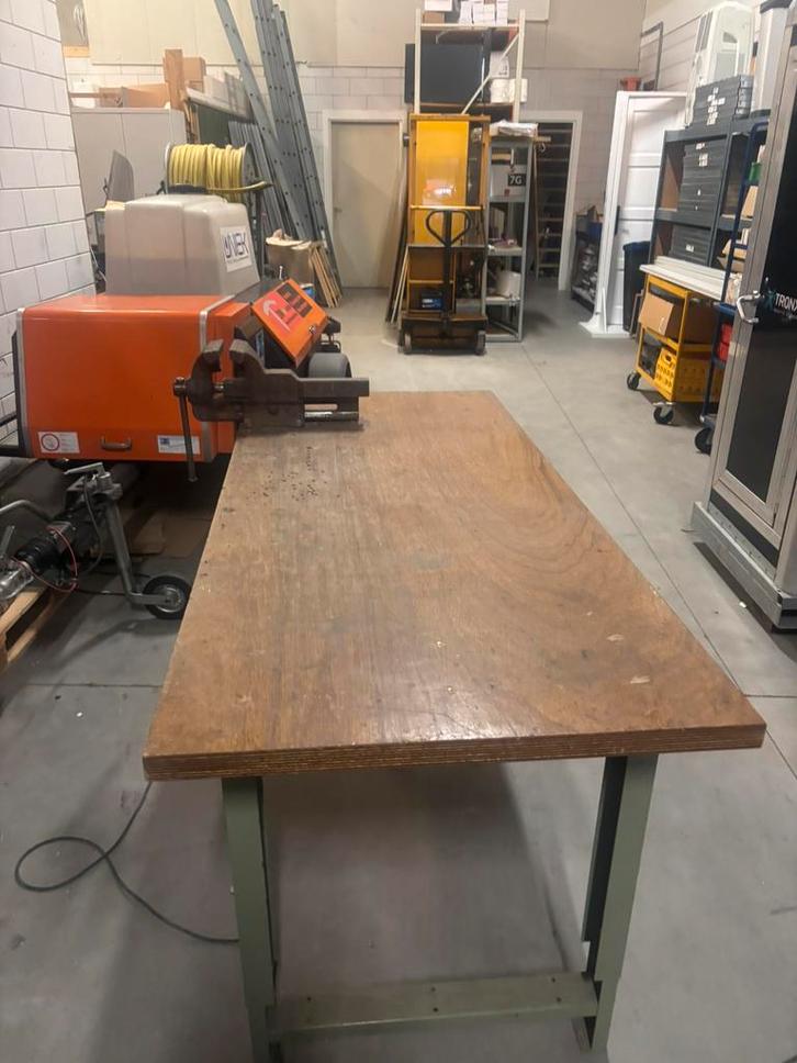 werkbank met stevige bankschroef metaal frame & houten blad, Doe-het-zelf en Verbouw, Werkbanken, Gebruikt, Bankschroef, Ophalen