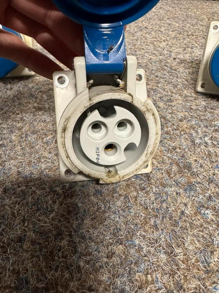 Mennekes Industriële Wandcontactdoos 16A 200-250V, Hobby en Vrije tijd, Elektronica-componenten, Gebruikt, Ophalen of Verzenden