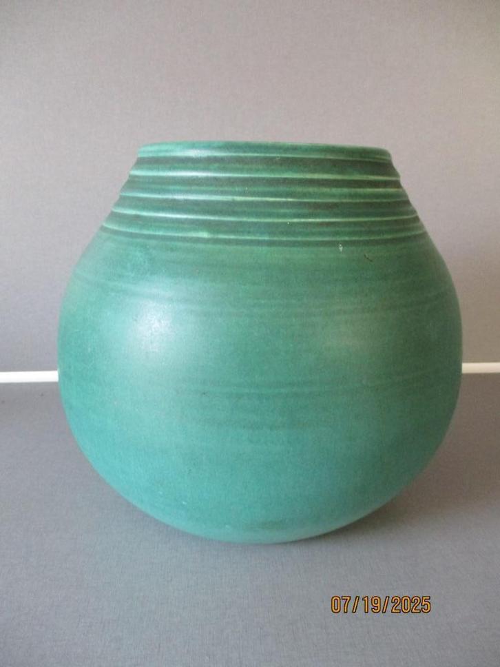 ADCO model vaas groen met initialen, Antiek en Kunst, Antiek | Keramiek en Aardewerk, Ophalen of Verzenden