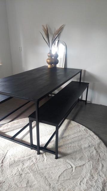 Zwart houten eettafel/eetbankjes met stalen frame (180x90)