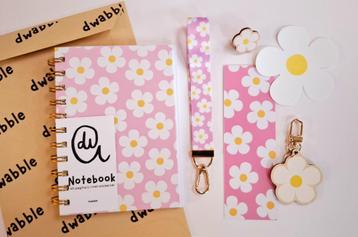 Lente bloemetjes bundel accessoires: notitieboek, hanger beschikbaar voor biedingen