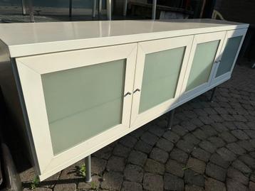 Wit kastje – €50 beschikbaar voor biedingen