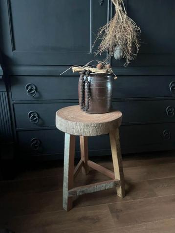 Stoere hoge houten kruk,bijzettafel,plantentafel  beschikbaar voor biedingen
