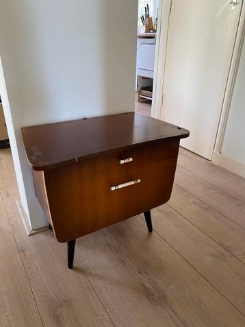 Vintage kastje beschikbaar voor biedingen