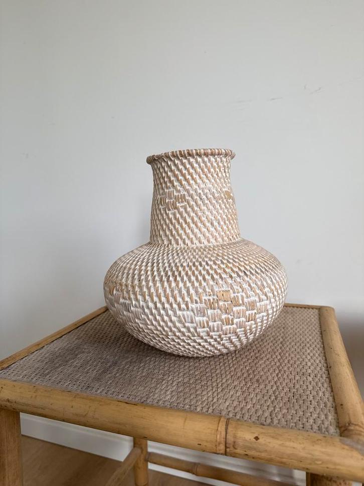 Decoratieve ibiza vaas van gevlochten materiaal, Huis en Inrichting, Woonaccessoires | Vazen, Nieuw, Wit, Minder dan 50 cm, Overige materialen