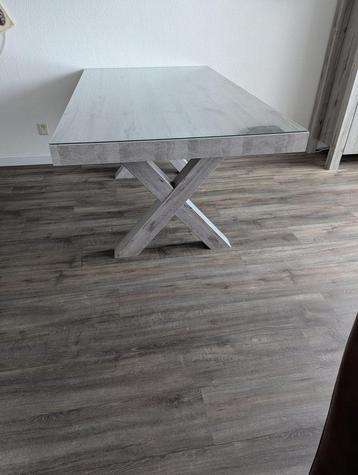 Zeer nette eettafel met glasplaat beschikbaar voor biedingen