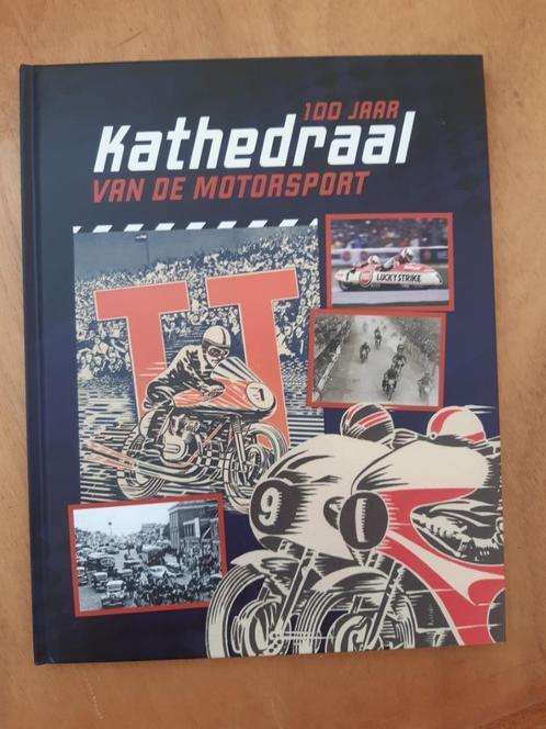 100 jaar kathedraal tt assen boek 2025, Verzamelen, Automerken, Motoren en Formule 1, Nieuw, Motoren, Ophalen of Verzenden